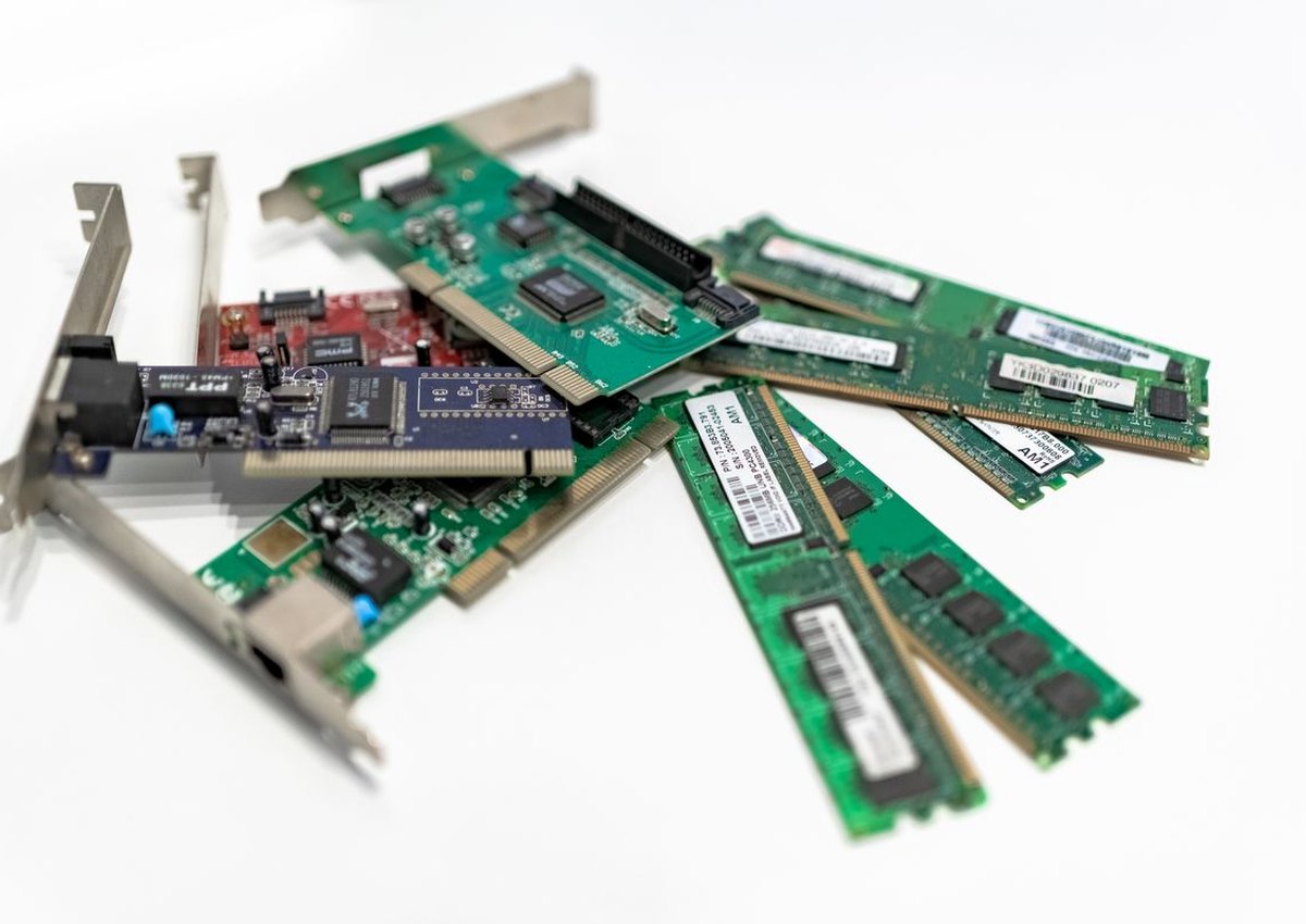 Memórias e placas de expansão de computador sobre fundo claro