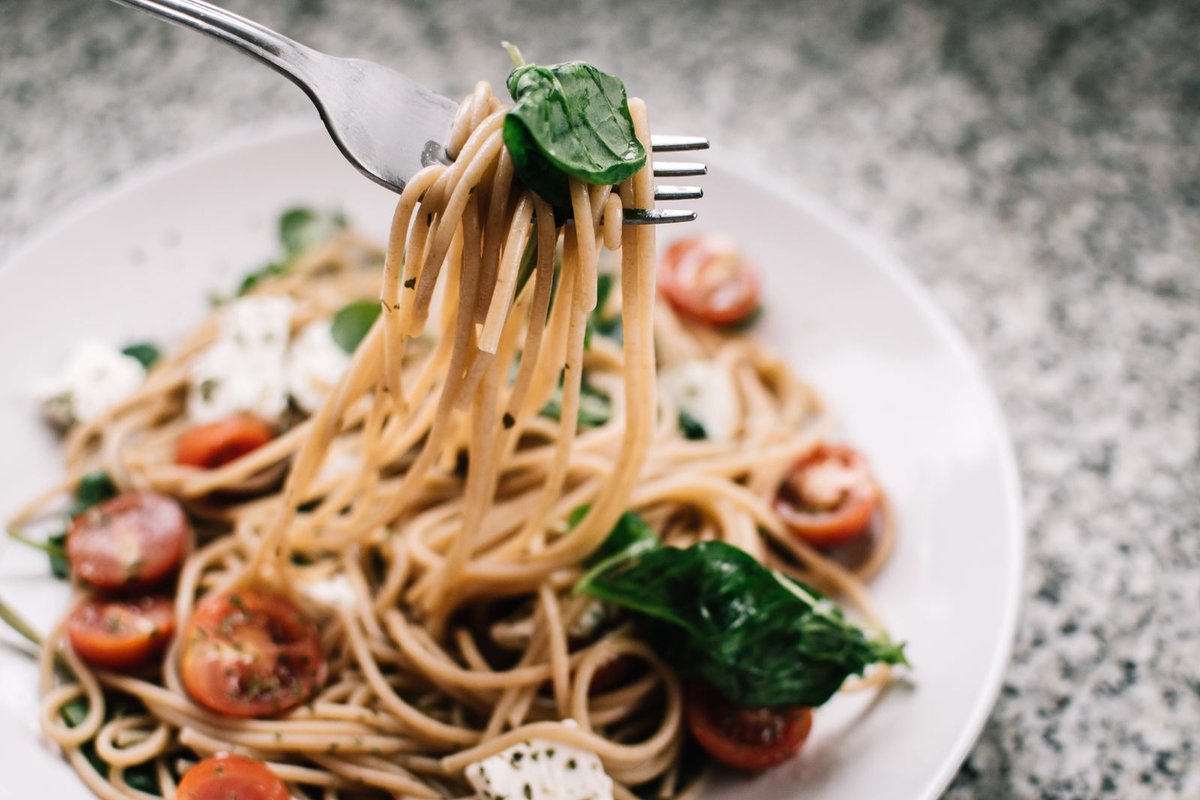 Prato de massa com tomates e ervas